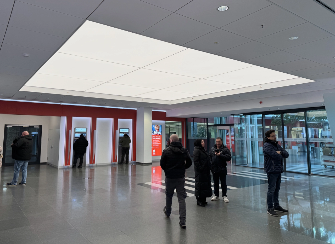 LED SHUTTLE Lichtdecke in der Sparkasse Dortmund